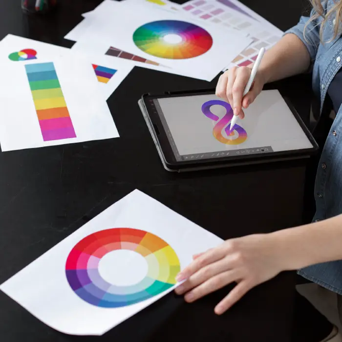 Joven diseñadora creando logotipos en una tableta gráfica.
